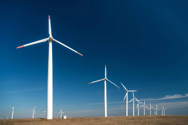 Turbinas eólicas contra un cielo azul generando electricidad — Foto de Stock