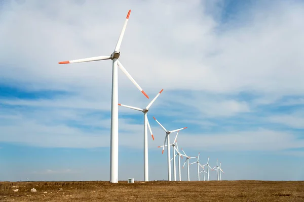 Turbinas eólicas contra un cielo azul generando electricidad — Foto de Stock