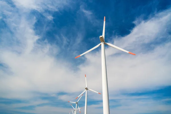 Turbinas eólicas contra un cielo azul generando electricidad — Foto de Stock