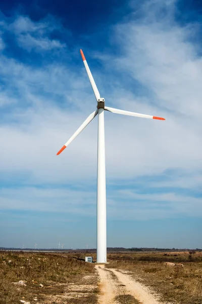 Windräder vor blauem Himmel erzeugen Strom — Stockfoto