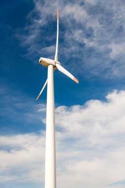 Rüzgar Türbini elektrik mavi gökyüzü karşı
