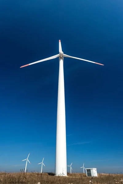 Windräder vor blauem Himmel erzeugen Strom — Stockfoto