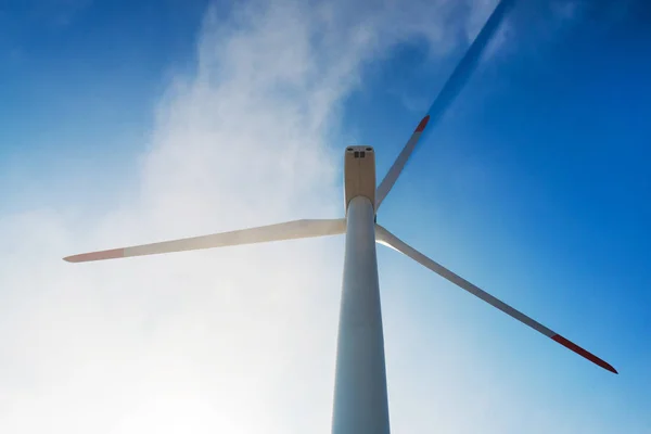 Rüzgar Türbini elektrik mavi gökyüzü karşı — Stok fotoğraf