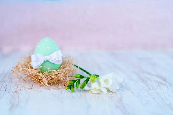 Easter eggs over white wooden vintage table - copy space — Stock Photo, Image