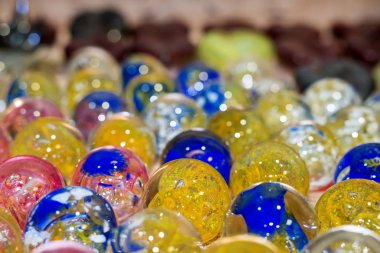 Erimiş cam el yapımı rakamlar