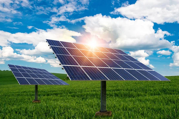 Fotocollage de paneles solares sobre el fondo de los cultivos - concepto de recursos sostenibles —  Fotos de Stock