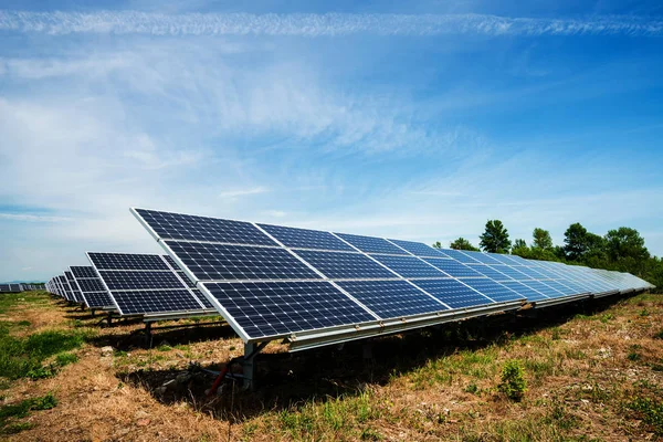 Painel solar, fotovoltaico, fonte de eletricidade alternativa - foco seletivo, espaço de cópia — Fotografia de Stock