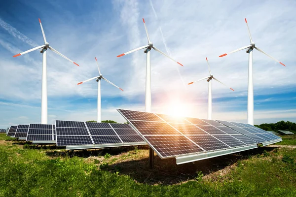 Fotoğraf kolaj güneş panelleri ve Rüzgar turbins - sürdürülebilir kaynaklar kavramı