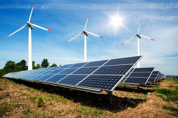 Foto collage van zonnepanelen en windenergie Toerbins - concept van duurzame middelen — Stockfoto