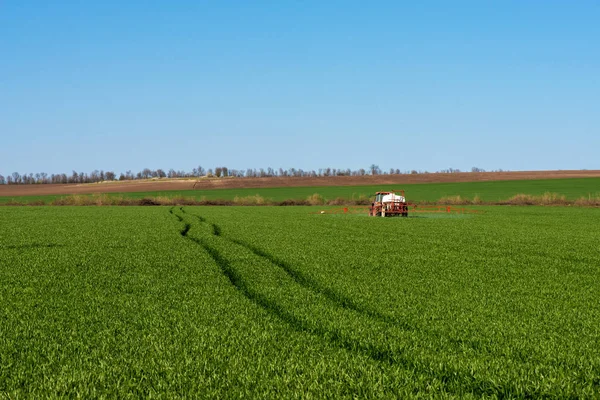 Pesticid postřikující traktor na poli pšenice — Stock fotografie