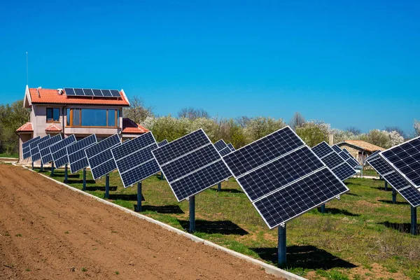 Panel słoneczny, fotowoltaiczny, alternatywne źródło energii elektrycznej - ostrość selektywna, przestrzeń do kopiowania — Zdjęcie stockowe