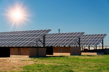 Güneş paneli, fotovoltaik, alternatif elektrik kaynağı - seçici odak, kopyalama alanı