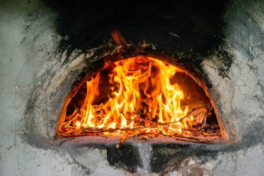 Bir fırın içinde ateş