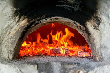 Bir fırın içinde ateş