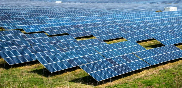 Solární panel, fotovoltaický, alternativní zdroj elektrické energie - selektivní zaměření, kopírovací prostor — Stock fotografie