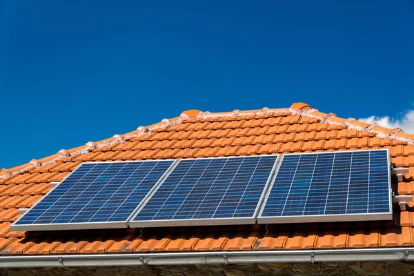 Ηλιακά πάνελ σε κόκκινη στέγη - πηγή εναλλακτικής ηλεκτρικής ενέργειας — Φωτογραφία Αρχείου