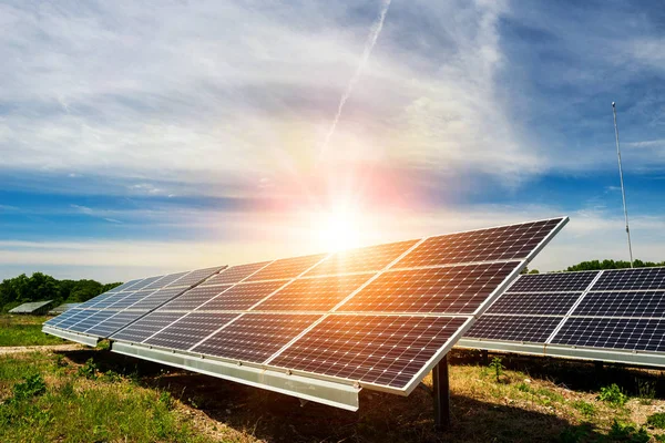Solární panel, fotovoltaický, alternativní zdroj elektrické energie - koncepce udržitelných zdrojů — Stock fotografie