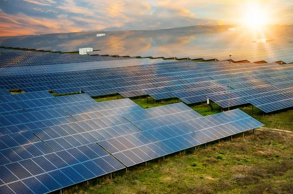 Güneş paneli, fotovoltaik, alternatif elektrik kaynağı - sürdürülebilir kaynaklar kavramı