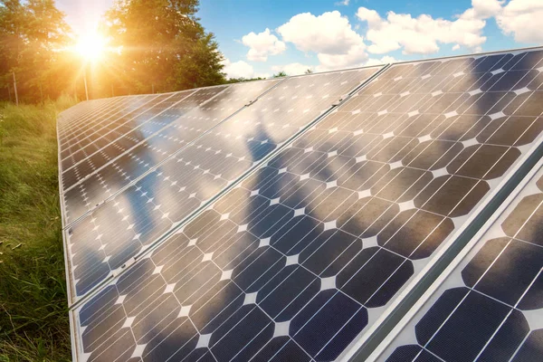 Painéis solares, fotovoltaicos - fonte alternativa de electricidade — Fotografia de Stock