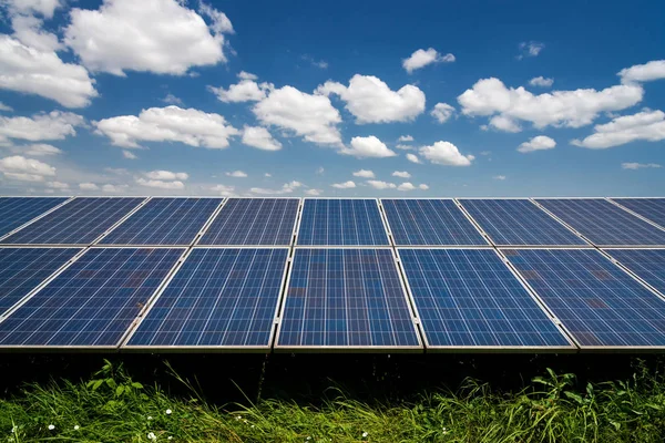 Солнечные батареи, фотоэлектрические - альтернативный источник электроэнергии — стоковое фото