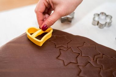 El yapımı Noel Gingerbread çerezleri çocuk ve kadın