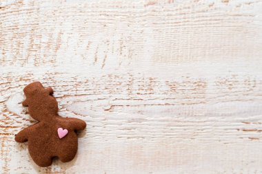 Noel gingerbread çerezleri beyaz vintage ahşap masa üzerinde farklı şekillerle