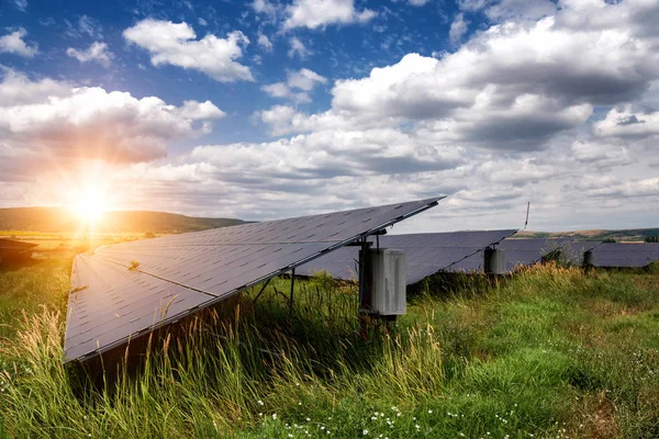 Panele słoneczne, fotowoltaiczne - alternatywne źródło energii elektrycznej — Zdjęcie stockowe