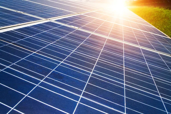 Paneles solares, fotovoltaicos - fuente de electricidad alternativa — Foto de Stock