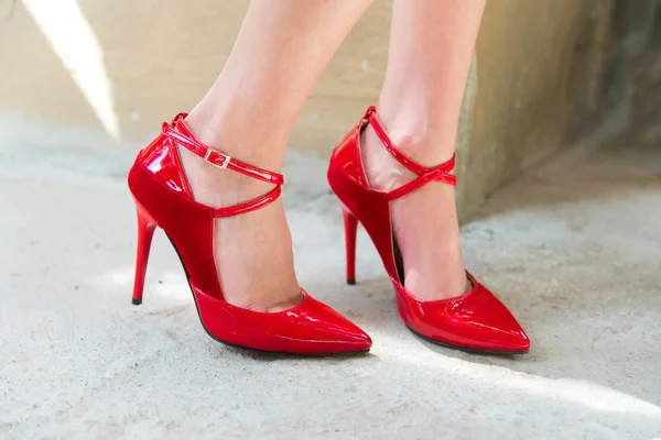 A piros sarkú női lábak — Stock Fotó