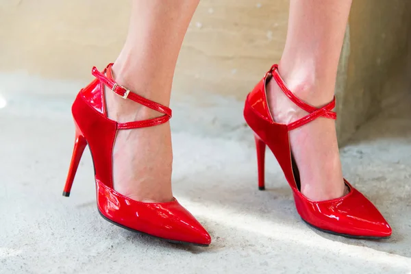 Kırmızı topuklu kadın bacakları