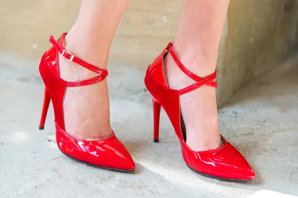 Patas femeninas con tacones rojos —  Fotos de Stock