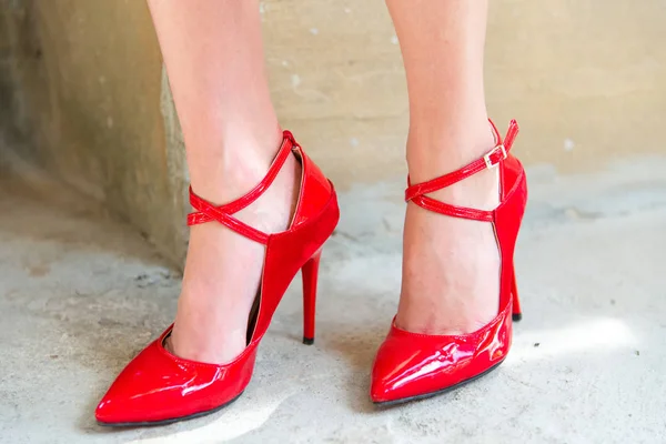 Pernas femininas com saltos vermelhos — Fotografia de Stock
