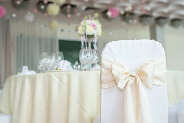 Krásná svatební květinové dekorace na stůl v restauraci. Bílé ubrusy, světlý pokoj. — Stock fotografie