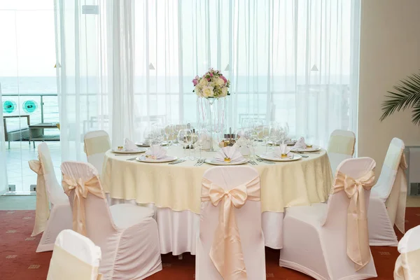 Bela decoração floral do casamento em uma mesa em um restaurant.White toalhas de mesa, sala brilhante . — Fotografia de Stock