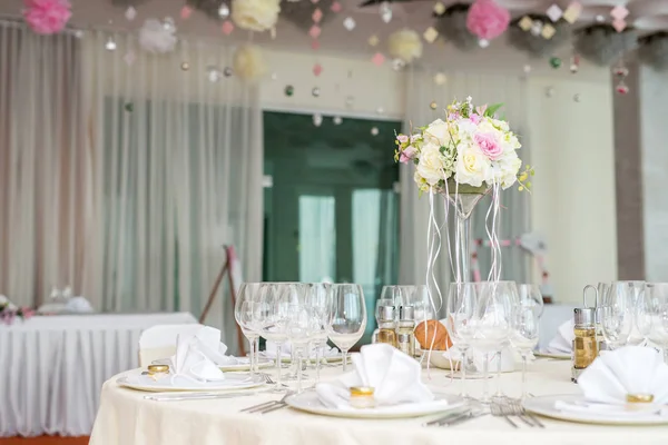 Bela decoração floral do casamento em uma mesa em um restaurant.White toalhas de mesa, sala brilhante . — Fotografia de Stock