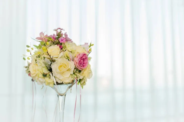 Hermosa decoración floral de boda en una mesa en un restaurante.Manteles blancos, habitación luminosa . — Foto de Stock