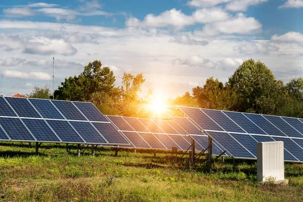 Panele słoneczne, fotowoltaiczne - alternatywne źródło energii elektrycznej — Zdjęcie stockowe