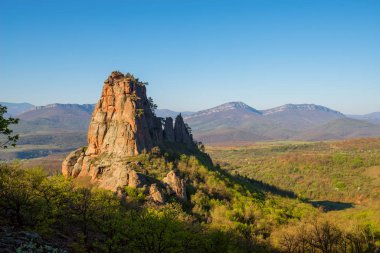 Belogradchik (Bulgaristan) - kayalar kırmızı renk kaya parçası Unesco Dünya Mirası Heykel Sergisi 
