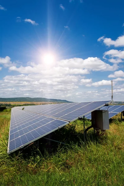 太陽電池パネル, 太陽光発電 - 代替電力ソース - 垂直方向 — ストック写真