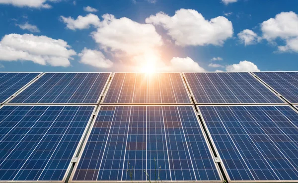 Solární panely, fotovoltaické - alternativní zdroj elektřiny — Stock fotografie