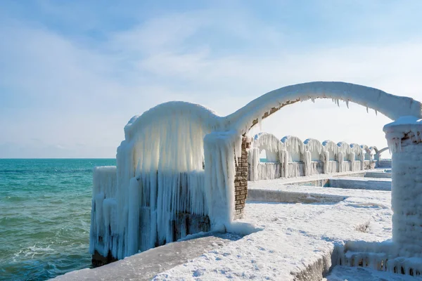 Icicles πάνω από τις καμάρες του εγκαταλελειμμένα πισίνα δίπλα στη θάλασσα — Φωτογραφία Αρχείου