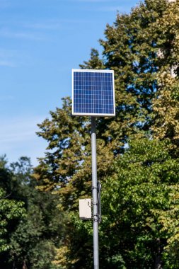 Güneş paneli sokak tabelası ve şehrin - alternatif elektrik kaynağı aydınlatma malzemeleri