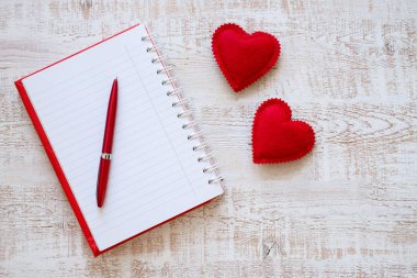 Sevgiliye arka plan beyaz ahşap masa üzerinde yürekleri