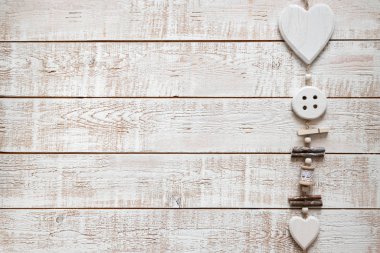 Sevgiliye arka plan beyaz ahşap masa üzerinde yürekleri