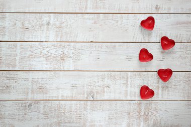 Sevgiliye arka plan beyaz ahşap masa üzerinde yürekleri