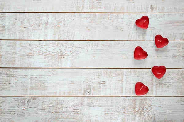 Sevgiliye arka plan beyaz ahşap masa üzerinde yürekleri