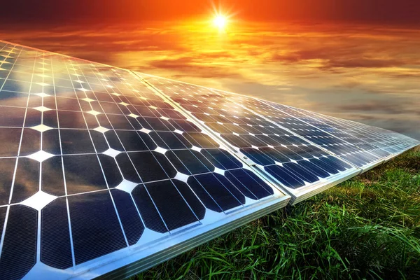 Pannelli solari, fotovoltaico - fonte di energia elettrica alternativa — Foto Stock