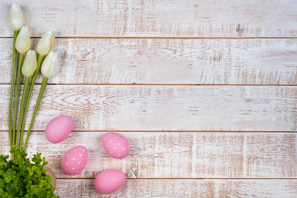 五颜六色的复活节彩蛋和郁金香在白色木桌 — 图库照片