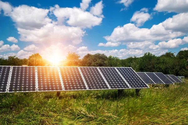 Paneles solares, fotovoltaicos - fuente de electricidad alternativa —  Fotos de Stock