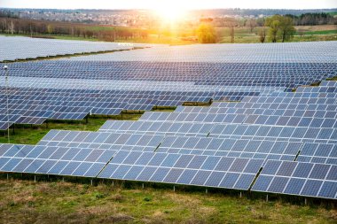 Güneş paneli, fotovoltaik, alternatif elektrik kaynağı - seçici odak, kopyalama alanı